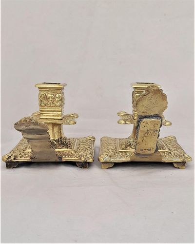 Pair of antique French brass chambersticks with long handles circa 1860 - 11 cm square with putti and Fleur de Lys - Napoleon III 23 cm high 1.446 kg