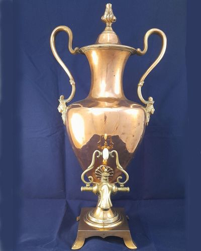 Antique Georgian copper & brass hot water urn circa 1800 - Inverted baluster shaped with half caryatid S loop handles, dome topped with flame knop finial. All sat on a Pedestal base. 59 cm high