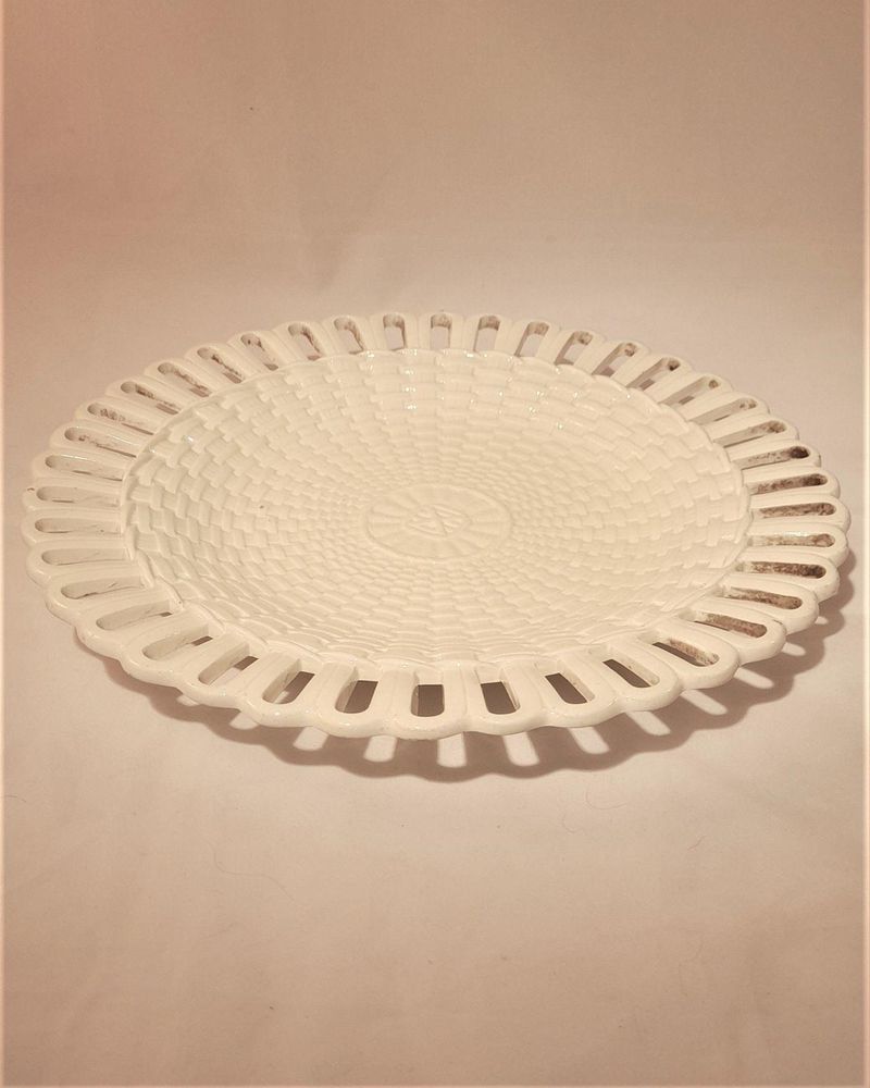 Antique Georgian Wedgwood creamware basket weave plate - circa 1780 - osier pattern with reticulated rim 23.8 cm diameter 380 g