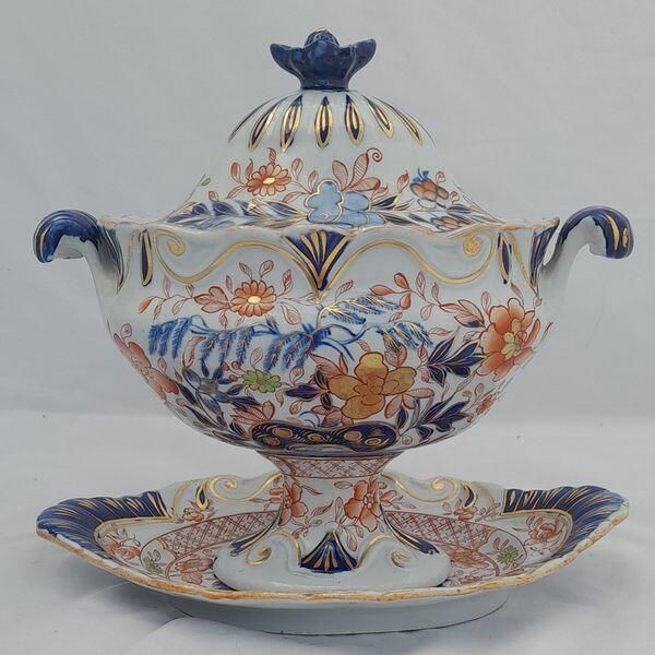 An antique Hicks & Meigh Japan pattern moulded moustache shaped ironstone sauce tureen and stand circa 1820 - underglaze blue & gilded enamel Imari pattern 19.1 cm high weighs  889 grammes unpacked.
