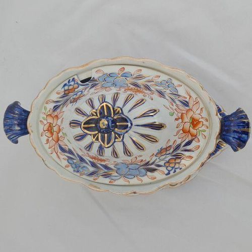 An antique Hicks & Meigh Japan pattern moulded moustache shaped ironstone sauce tureen and stand circa 1820 - underglaze blue & gilded enamel Imari pattern 19.1 cm high weighs  889 grammes unpacked.