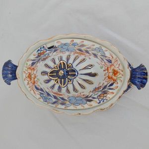 An antique Hicks & Meigh Japan pattern moulded moustache shaped ironstone sauce tureen and stand circa 1820 - underglaze blue & gilded enamel Imari pattern 19.1 cm high weighs  889 grammes unpacked.