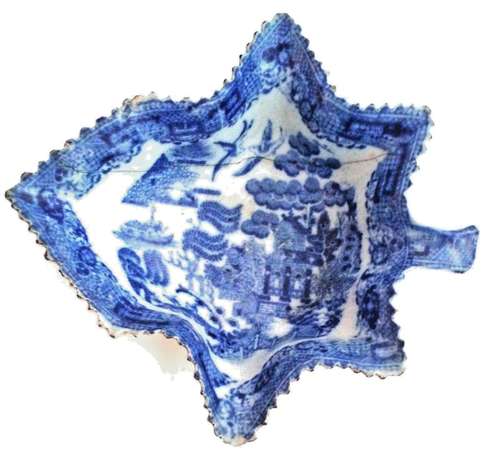 Antique Pearlware Pottery Leaf Shaped Pickle Dish Blue & White Willow c 1800