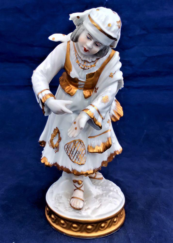 Aelteste Volkstedt Rudolstadt Porcelain Girl Street Entertainer Figurine V20773