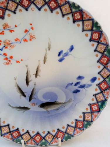 An antique Meiji period Japanese Fukagawa Seiji company scalloped and ribbed porcelain plate hand painted with carp by Chuji Fukagawa marked 深川製  circa 1900.