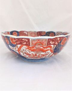 Antique Japanese Artia Imari porcelain bowl 24 cm diameter decorated in hand painted gold brocade or akae kinrande with Chinese phoenix, feng huang or Ho-o birds, dating from the Edo in the mid 19th century circa 1860.