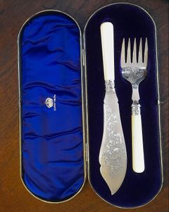 Antique pair of Elkington Sterling Silver Fish Servers Hallmarked Birmingham Dated 1903 in a gilded black leather case lined with blue velvet and silk.