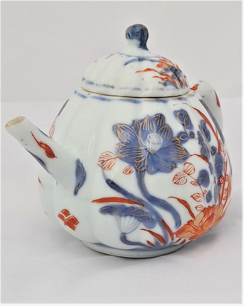 An antique Chinese Imari porcelain ribbed melon or pumpkin shaped teapot hand painted in under glaze blue with iron red enamel and gilding in the Water Lily pattern Kangxi period in the Qing dynasty circa 1710.