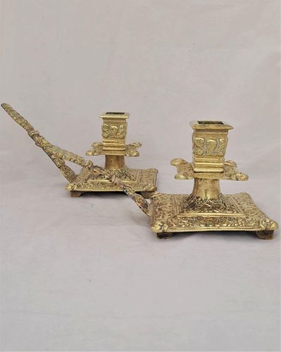 Pair of antique French brass chambersticks with long handles circa 1860 - 11 cm square with putti and Fleur de Lys - Napoleon III 23 cm high 1.446 kg