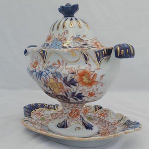 An antique Hicks & Meigh Japan pattern moulded moustache shaped ironstone sauce tureen and stand circa 1820 - underglaze blue & gilded enamel Imari pattern 19.1 cm high weighs  889 grammes unpacked.