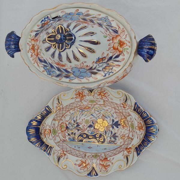 An antique Hicks & Meigh Japan pattern moulded moustache shaped ironstone sauce tureen and stand circa 1820 - underglaze blue & gilded enamel Imari pattern 19.1 cm high weighs  889 grammes unpacked.