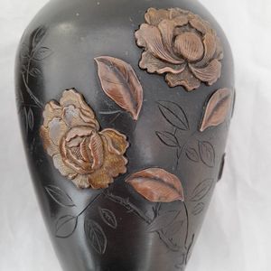 Detail right vase -Japanese Patinated Bronze Vases in Mixed Metal - Antique Meiji Period circa 1900 - inverted baluster decorated with rose flowers - Shakudo 18 cm high