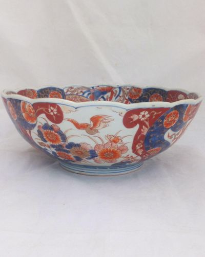 Antique Japanese Artia Imari porcelain bowl 24 cm diameter decorated in hand painted gold brocade or akae kinrande with Chinese phoenix, feng huang or Ho-o birds, dating from the Edo in the mid 19th century circa 1860.