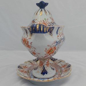 An antique Hicks & Meigh Japan pattern moulded moustache shaped ironstone sauce tureen and stand circa 1820 - underglaze blue & gilded enamel Imari pattern 19.1 cm high weighs  889 grammes unpacked.