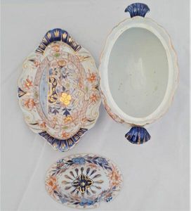 An antique Hicks & Meigh Japan pattern moulded moustache shaped ironstone sauce tureen and stand circa 1820 - underglaze blue & gilded enamel Imari pattern 19.1 cm high weighs  889 grammes unpacked.