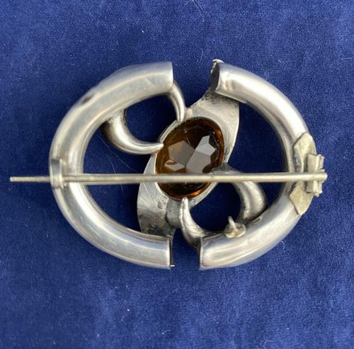 Underside blue background pin closed
