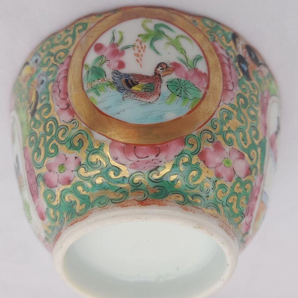Close up of the duck medallion on the cup