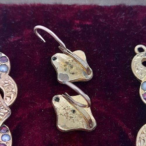 Back view clasp open