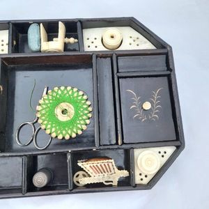 detail of right side of tray