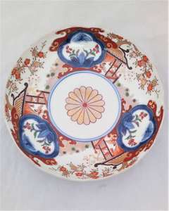 Antique Japanese Porcelain Imari Plate with central Imperial Chrysanthemum Meiji period circa 1880, marked to the back with Kotobuki 壽 for Good fortune or longevity.