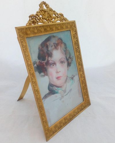 An antique engraved ormolu easel type photo or picture frame with decorative top, retailed by Woodward & Lothrop of Washington DC USA and Paris France. Dating from the Belle Époque or Edwardian era circa 1910.