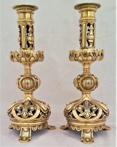 Pair of antique French brass Gothic Revival ornate candlesticks circa 1860 - tripod pad feet Fleur de Lys Napoleon III 23 cm high 1.8 kg