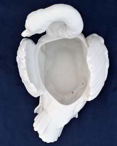 Exquisitely modelled antique Victorian European Continental bisque porcelain swan cachepot jardinière or planter circa 1900 - 15.8 cm H 21 cm Long