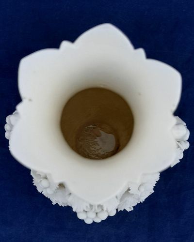 Victorian Parian vase decorated with applied grapevines & tendrils baluster shaped serrated flared rim Samuel Alcock antique ca 1850 25.4cm H 0.64 kg
