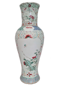 Antique Qianlong Chinese porcelain inverted baluster shaped vase hand painted in the Famille Verte palette in the Kakiemon style with bats and the Chinese symbol for Longevity. Made in the Qing dynasty 清代 in the 18th Century circa 1750.