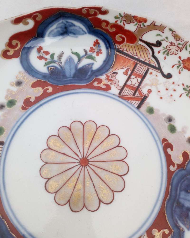 Antique Japanese Porcelain Imari Plate with central Imperial Chrysanthemum Meiji period circa 1880, marked to the back with Kotobuki 壽 for Good fortune or longevity.