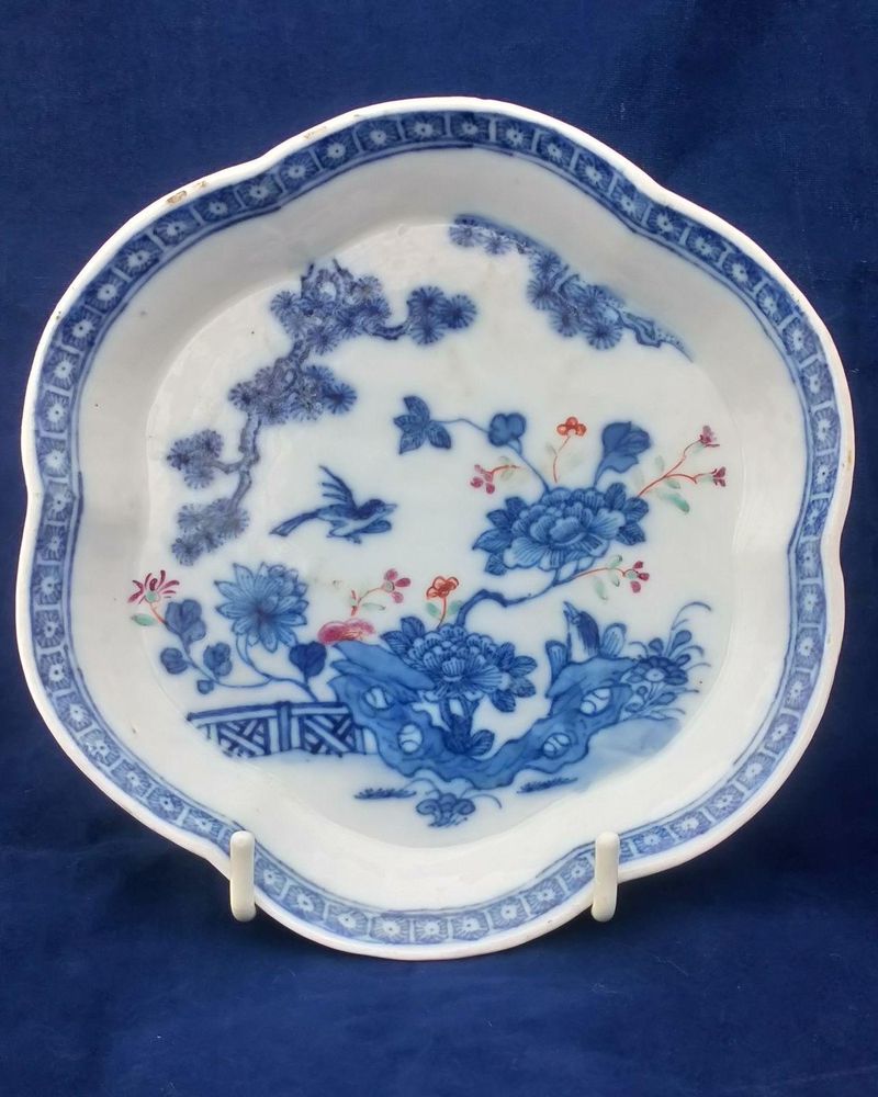 Antique Chinese porcelain lobed hexagonal shaped teapot stand hand painted in underglaze blue with clobbered enamel flowers made in the reign of the Emperor Qianlong 乾隆 in the Qing dynasty 清代 circa 1750.