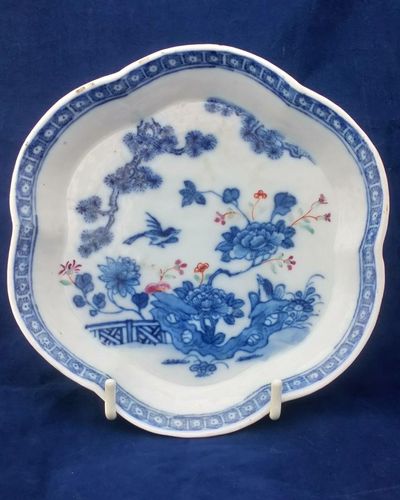 Antique Chinese porcelain lobed hexagonal shaped teapot stand hand painted in underglaze blue with clobbered enamel flowers made in the reign of the Emperor Qianlong 乾隆 in the Qing dynasty 清代 circa 1750.