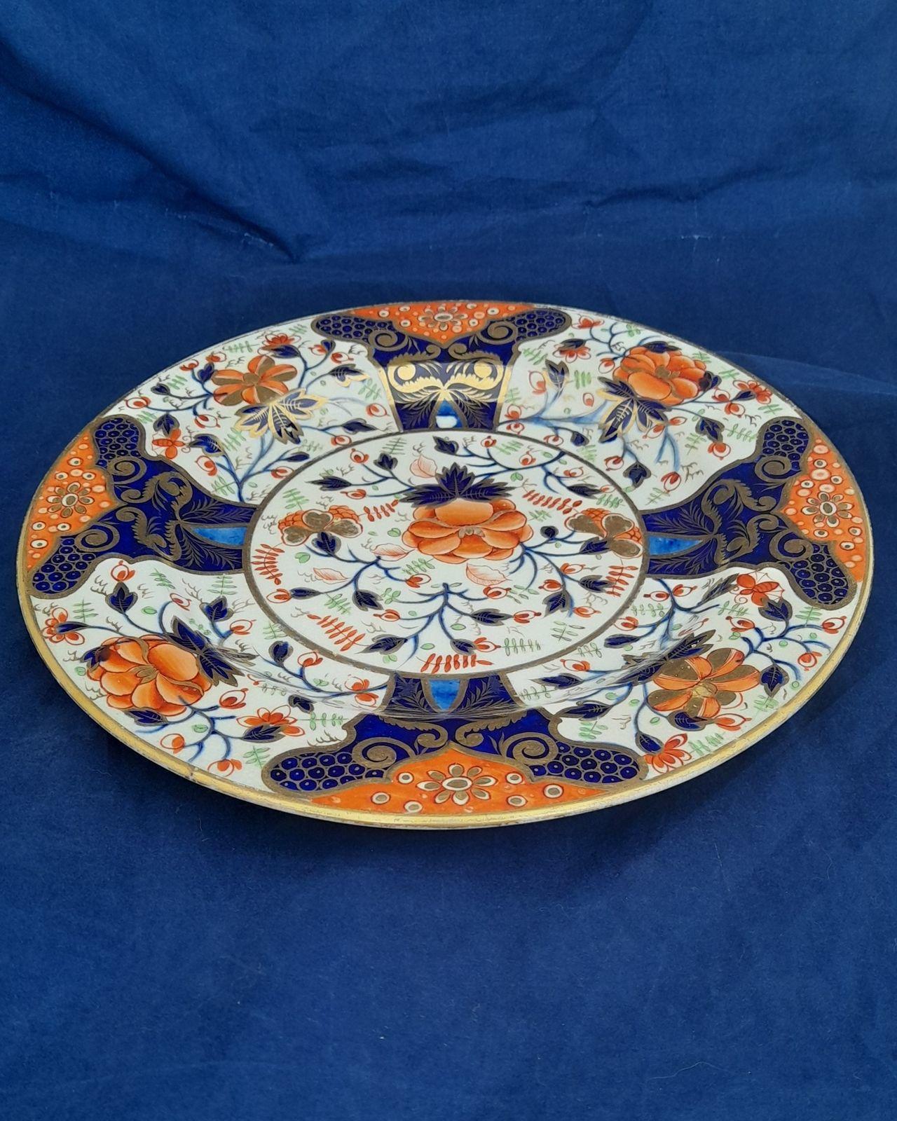 An antique Derby porcelain early 19th century Regency period Imari pattern ten inches diameter dinner plate, hand painted with bright and bold colours in an Imari pattern  dating from circa 1820.