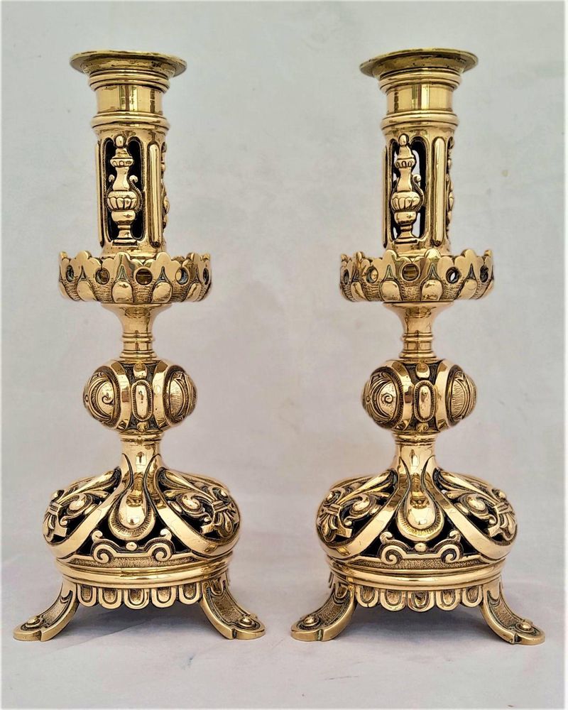 Pair of antique French brass Gothic Revival ornate candlesticks circa 1860 - tripod pad feet Fleur de Lys Napoleon III 23 cm high 1.8 kg