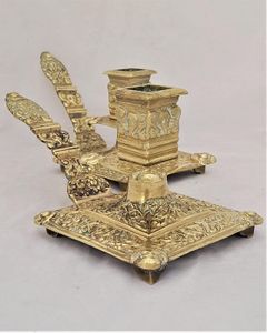 Pair of antique French brass chambersticks with long handles circa 1860 - 11 cm square with putti and Fleur de Lys - Napoleon III 23 cm high 1.446 kg