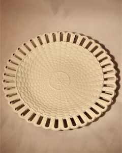 Antique Georgian Wedgwood creamware basket weave plate - circa 1780 - osier pattern with reticulated rim 23.8 cm diameter 380 g