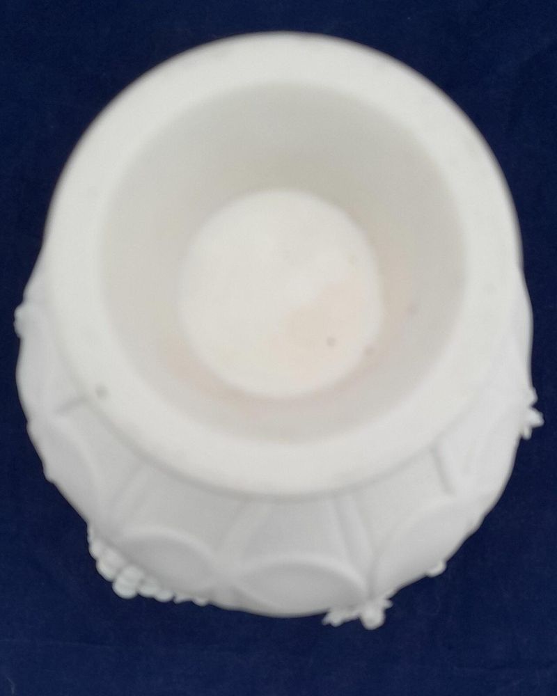 Victorian Parian vase decorated with applied grapevines & tendrils baluster shaped serrated flared rim Samuel Alcock antique ca 1850 25.4cm H 0.64 kg