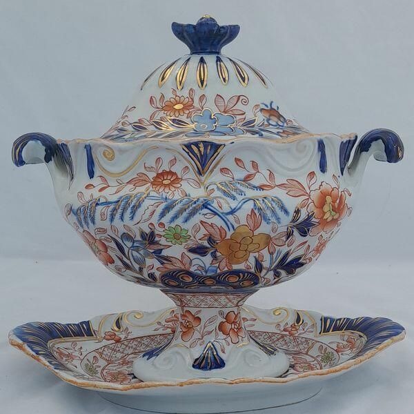 An antique Hicks & Meigh Japan pattern moulded moustache shaped ironstone sauce tureen and stand circa 1820 - underglaze blue & gilded enamel Imari pattern 19.1 cm high weighs  889 grammes unpacked.