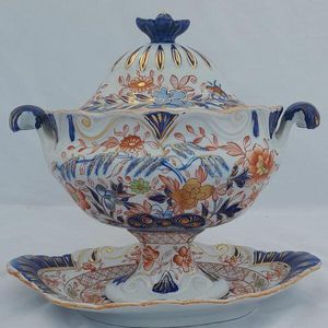 An antique Hicks & Meigh Japan pattern moulded moustache shaped ironstone sauce tureen and stand circa 1820 - underglaze blue & gilded enamel Imari pattern 19.1 cm high weighs  889 grammes unpacked.