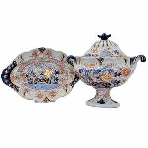 An antique Hicks & Meigh Japan pattern moulded moustache shaped ironstone sauce tureen and stand circa 1820 - underglaze blue & gilded enamel Imari pattern 19.1 cm high weighs  889 grammes unpacked.