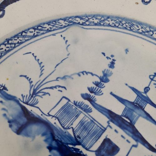 Close up of the glaze run on the cavetto