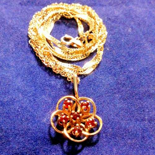 9ct Gold and Garnet Flower Shape Pendant with 24 in 9ct Gold Chain 3.5g HM 1979