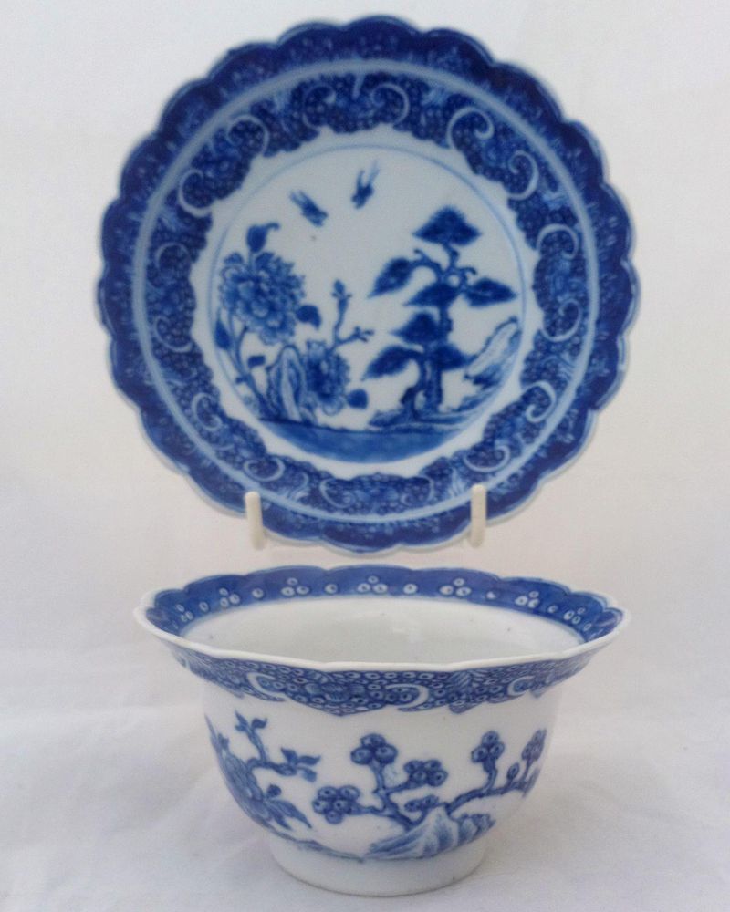 Antique Chinese porcelain hand painted blue and white everted and scalloped rim tea bowl and saucer made during the reign of the Chinese emperor Qianlong 乾隆 during the Qing dynasty circa 1760.