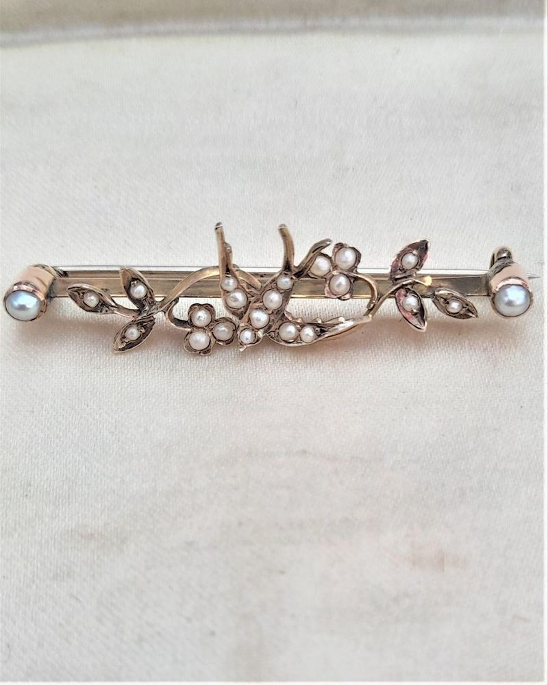 A beautiful antique Edwardian 9ct rose gold and seed pearls swallow sweetheart bar brooch circa 1900. Stamped 9ct 2.6 grammes 4.2 cm long.
