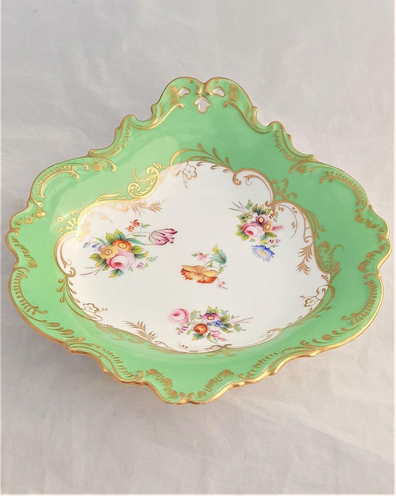 John Rose and Co. Coalport porcelain ornate single pierced handle shell shaped dessert dish printed & hand coloured floral fractional 4 over 478 pattern antique circa 1835.