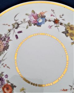 An antique Chamberlains Worcester porcelain plate - Georgian circa 1820 - exquisite hand painted floral pattern & gilding - 8 1/2 inch diam 453 grammes