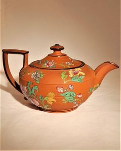 Antique Wedgwood Rosso Antico pottery Teapot Low round Egyptian shape Enamelled Flowers - Georgian circa 1820 19.7 cm H 16.5 cm L 10.2 cm D 724 g