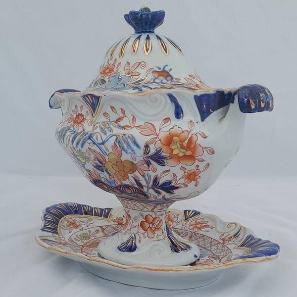 An antique Hicks & Meigh Japan pattern moulded moustache shaped ironstone sauce tureen and stand circa 1820 - underglaze blue & gilded enamel Imari pattern 19.1 cm high weighs  889 grammes unpacked.