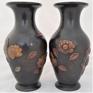 front -Japanese Patinated Bronze Vases in Mixed Metal - Antique Meiji Period circa 1900 - inverted baluster decorated with rose flowers - Shakudo 18 cm high