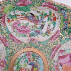 close up 1 of the bird cartouche on the saucer